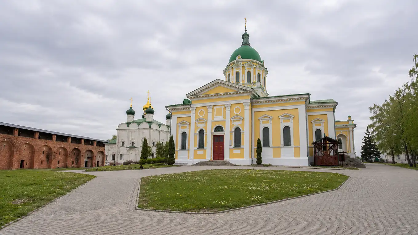 Соборный ансамбль, музейное здание и кирпичная стена во внутреннем дворе Зарайского кремля