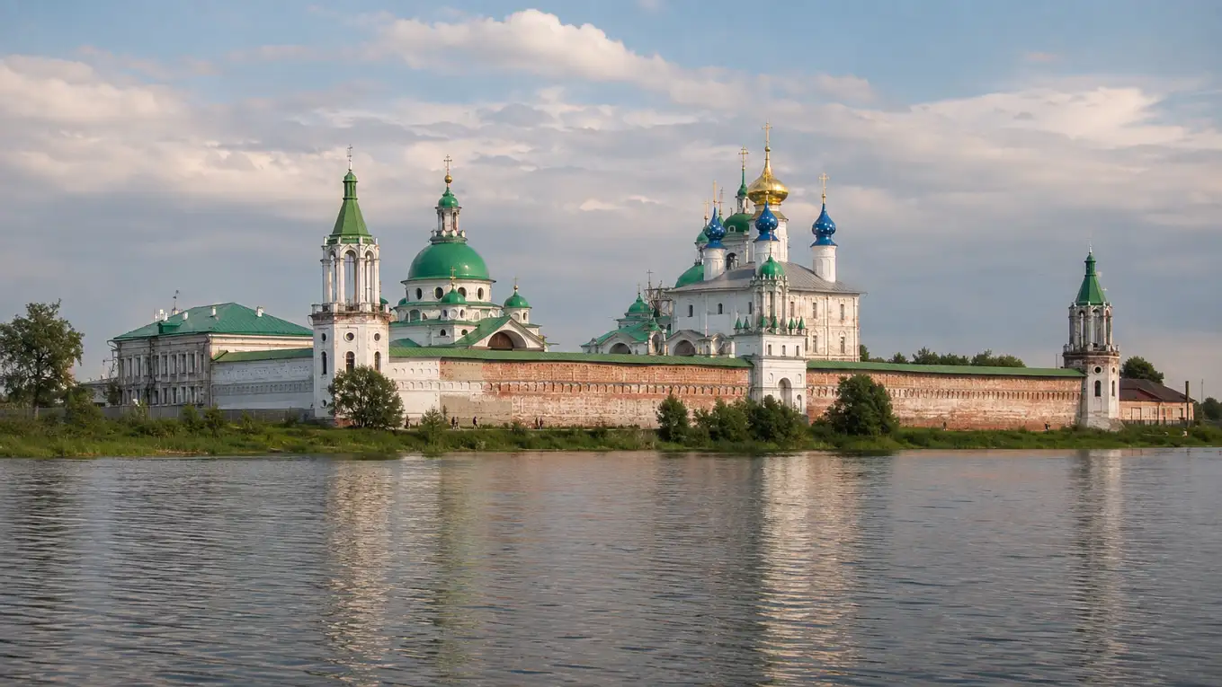 Соборы и стены Спасо-Яковлевского монастыря у озера Неро