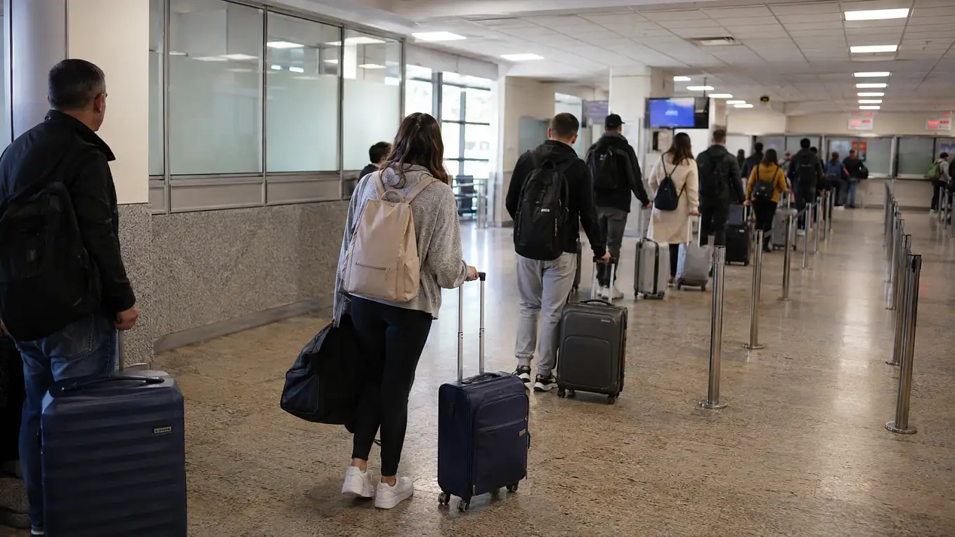 Пассажиры ожидают прохождения контроля на сухопутной границе
