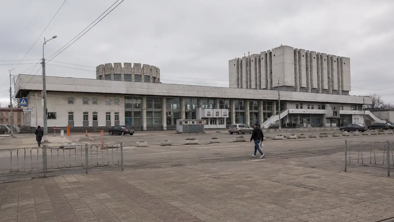 Железнодорожный вокзал Владимира и пешеходный выход в сторону исторического центра.