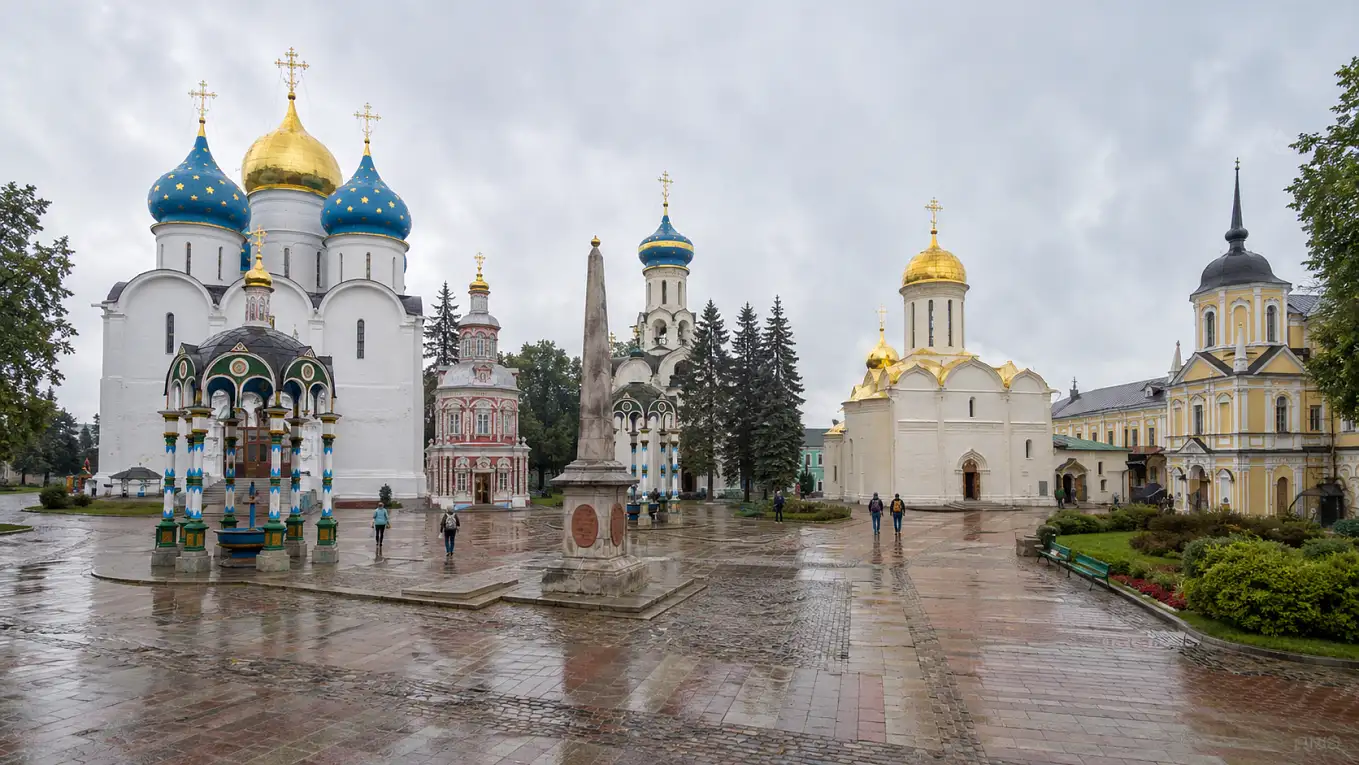 Соборная площадь Троице-Сергиевой лавры с историческими храмами и колокольней
