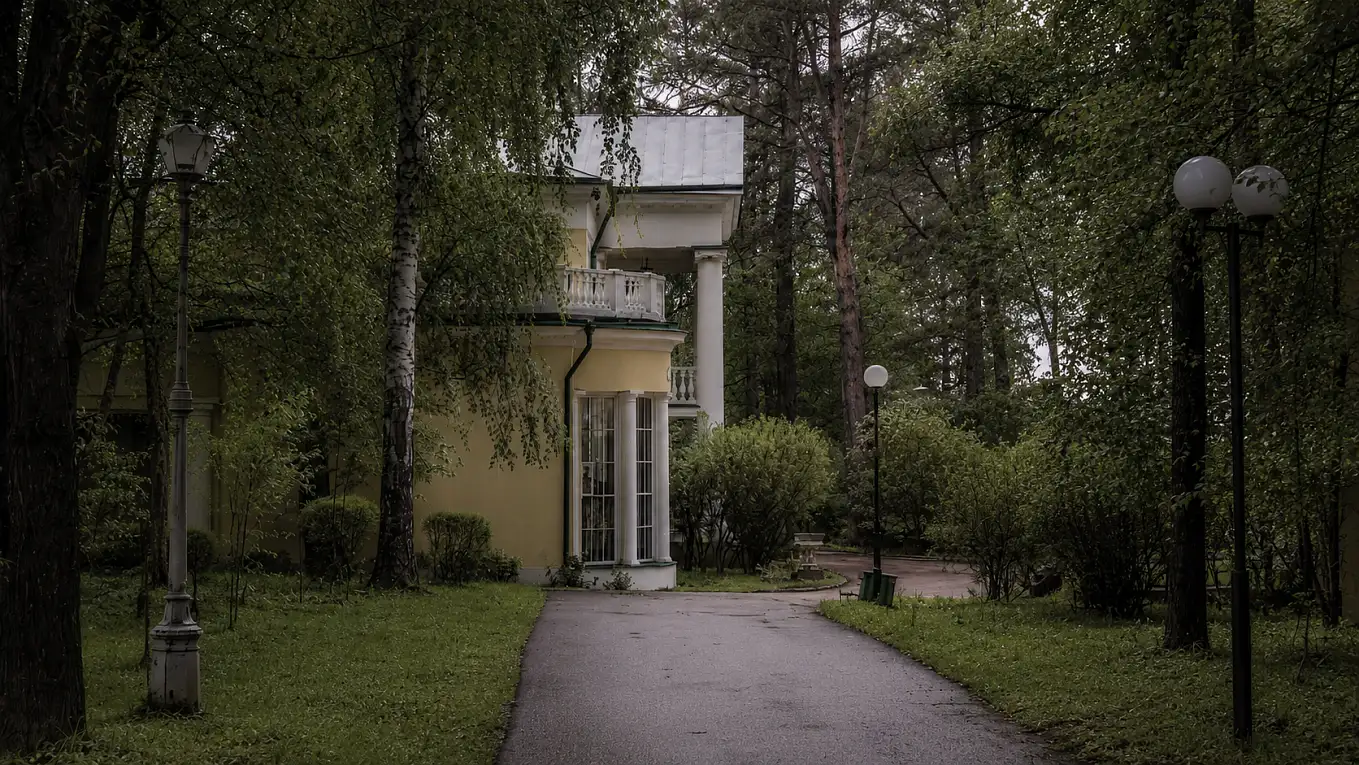 Дорожка в парке музея-заповедника Горки Ленинские