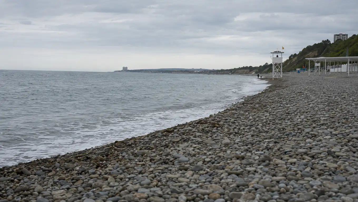 Спасательная вышка и пустой участок пляжа в российском курортном городе