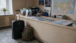 Чемодан и дорожная сумка у стойки турагентства перед летним сезоном