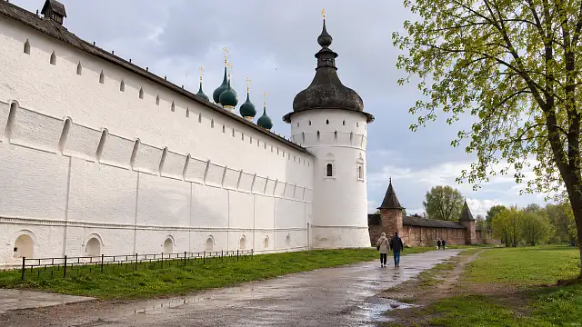 Ростов Великий за один день: маршрут от кремля к озеру Неро